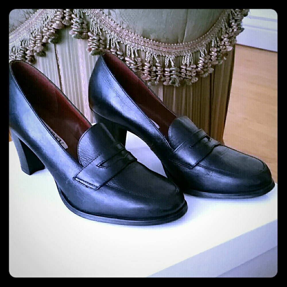Vintage Courtney Taylor black classic shoes.